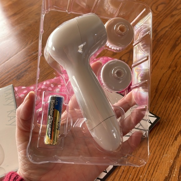 Mary Kay Skinvigorate Cleaning Brush - Picture 3 of 9